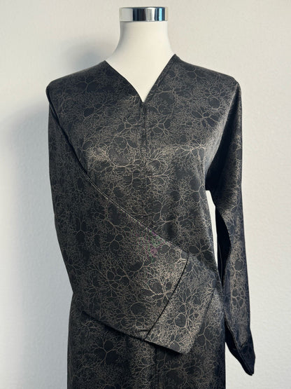 Abaya Dubai Luxe Noir satiné – portée