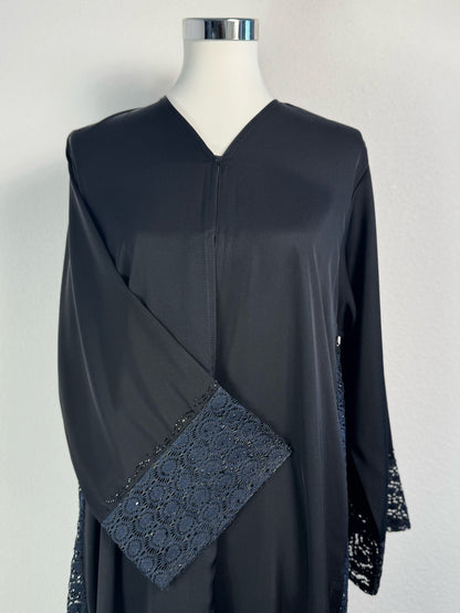 Abaya Dubai Luxe Noir brodée – portée