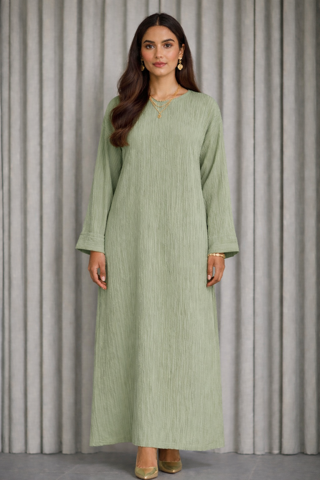 Robe longue froissée vert kaki – portée