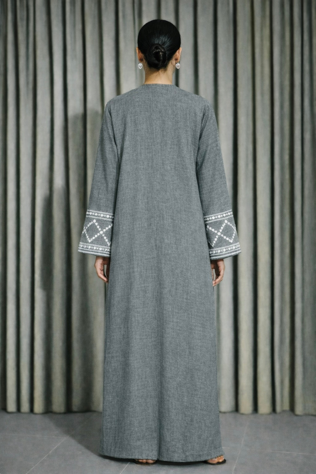 Abaya Dubai Luxe Grise brodée – vue détail
