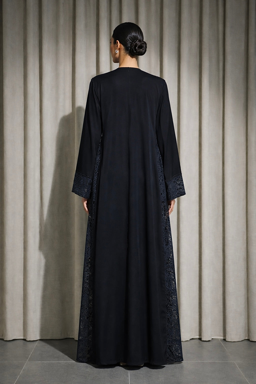Abaya Dubai Luxe Noir brodée – vue détail