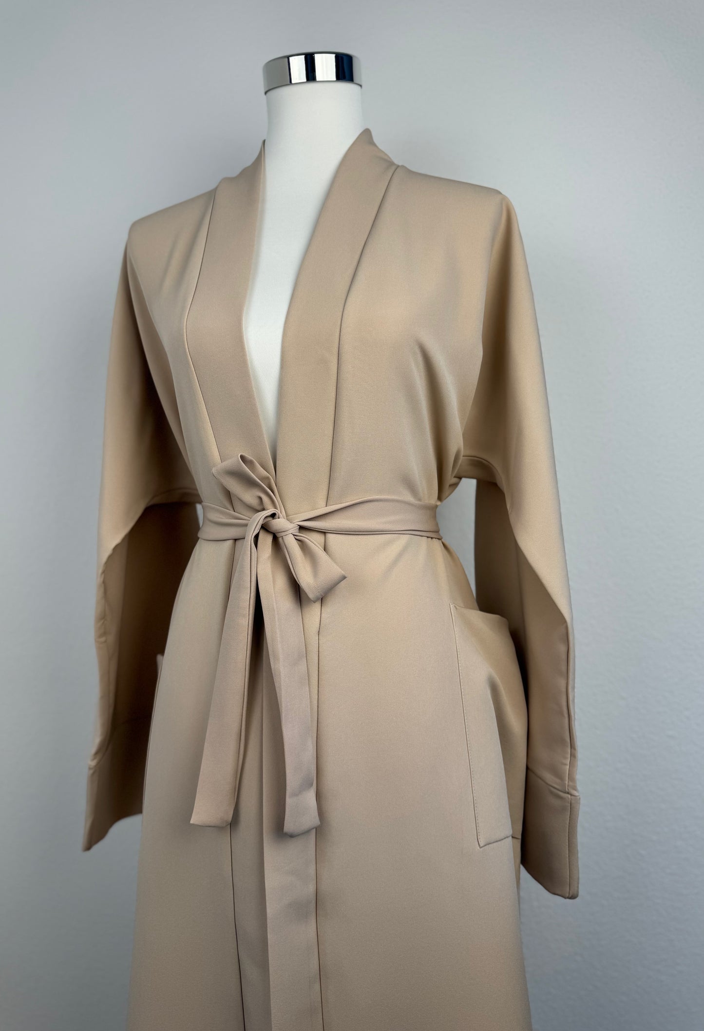 Kimono abaya beige – portée