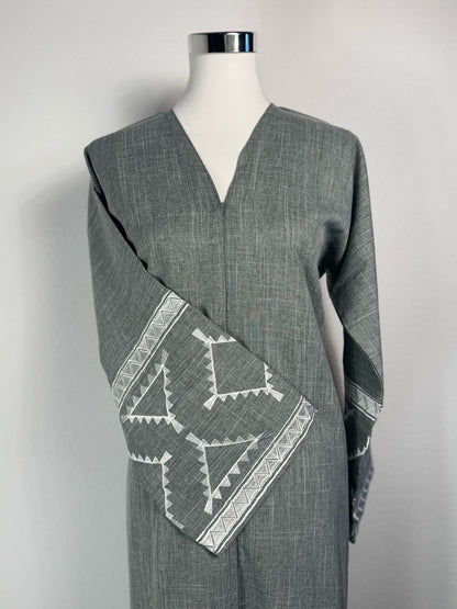 Abaya Dubai Luxe Grise brodée – portée
